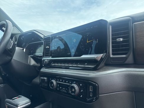 Used 2023 Chevrolet Silverado 1500 High Country w/ Technology Package AWD/4WD image 33