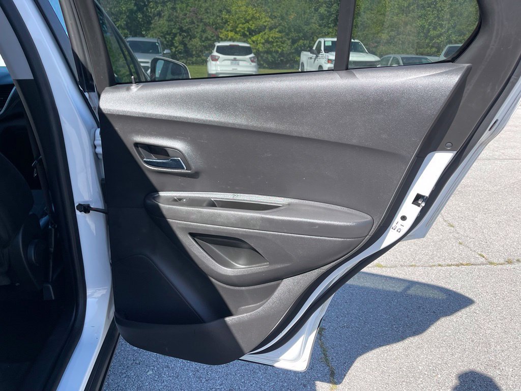 Used 2019 Chevrolet Trax LT w/ LT Convenience Package FWD image 17