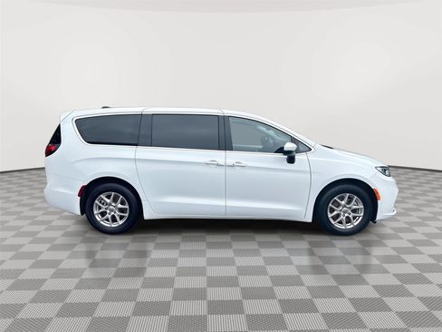 Used 2023 Chrysler Pacifica Touring-L FWD image 5
