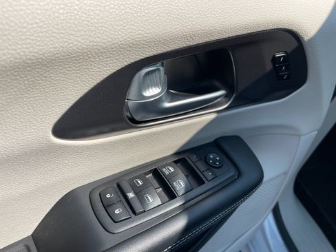 Used 2024 Chrysler Pacifica Touring-L FWD image 13