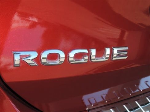 Used 2018 Nissan Rogue SV image 15