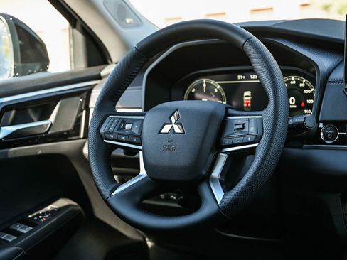 New 2025 Mitsubishi Outlander SE image 15