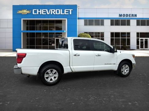 Used 2018 Nissan Titan SV RWD image 4