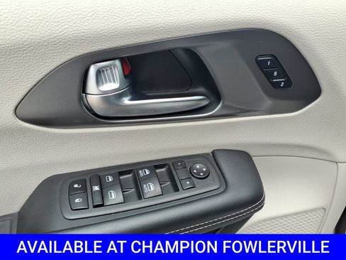 Used 2023 Chrysler Pacifica Touring-L FWD image 15