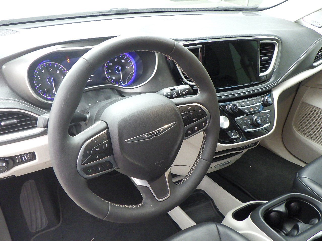 Used 2025 Chrysler Pacifica Select FWD image 2