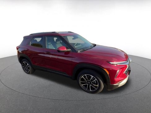 Used 2025 Chevrolet TrailBlazer LT image 2