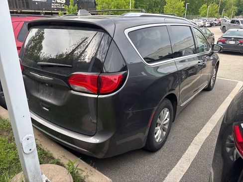 Used 2019 Chrysler Pacifica Touring-L FWD image 5