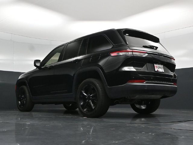 Used 2023 Jeep Grand Cherokee Limited w/ Black Appearance Package AWD/4WD image 63