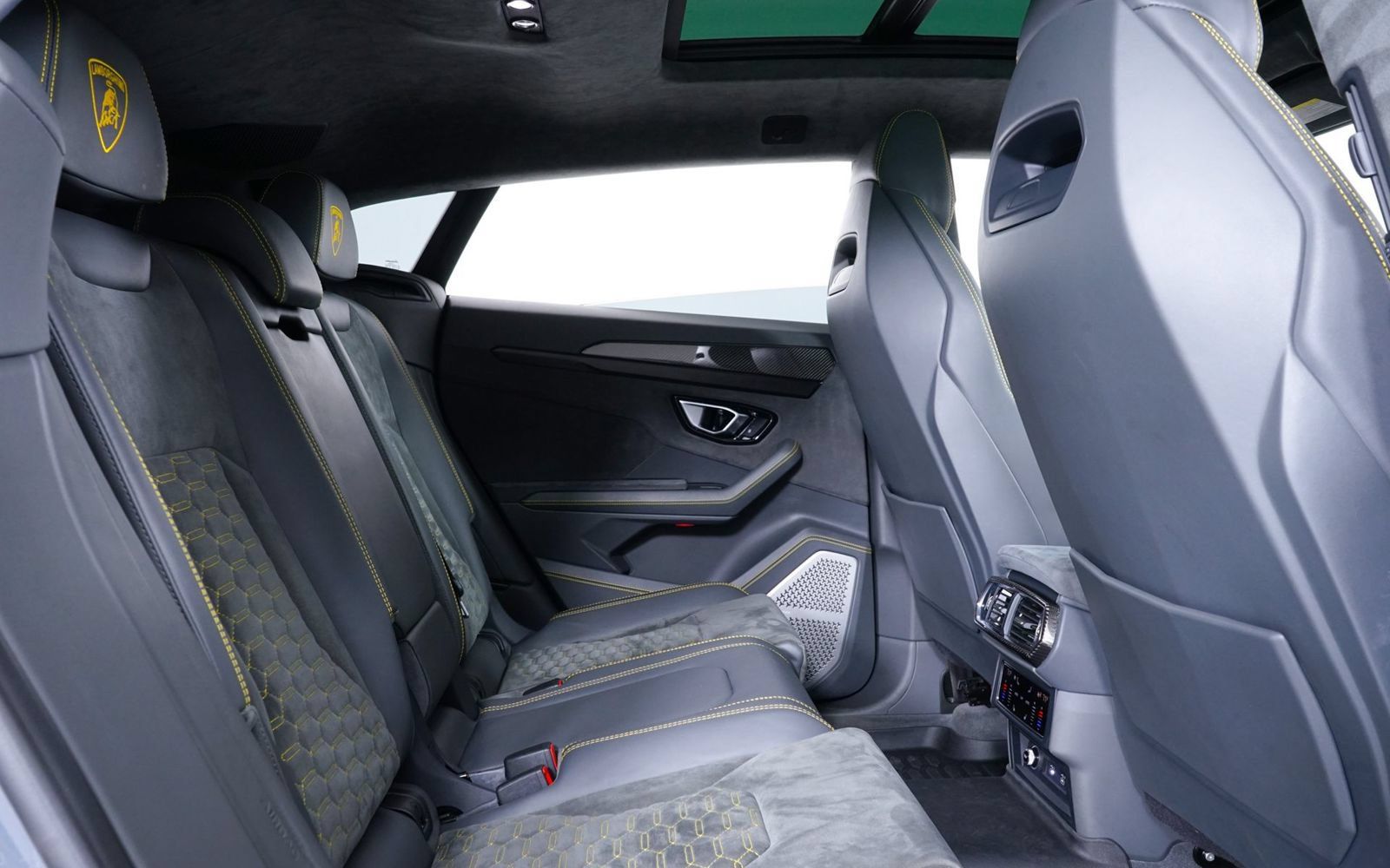 Used 2022 Lamborghini Urus AWD/4WD image 23