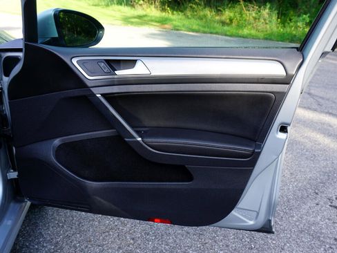 Used 2015 Volkswagen Golf S image 27