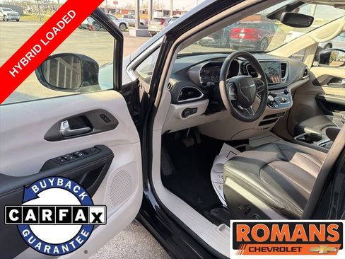 Used 2024 Chrysler Pacifica Limited FWD image 9