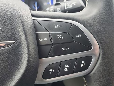 Certified 2024 Chrysler Pacifica Touring-L image 8