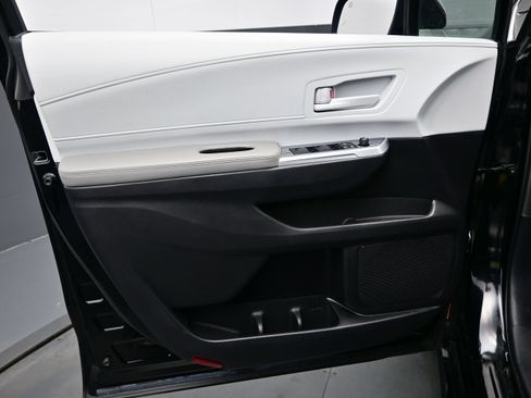 Used 2025 Toyota Sienna LE FWD image 9