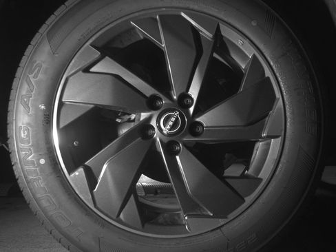 Used 2025 Nissan Rogue SV FWD image 15