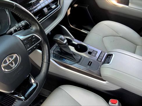 Used 2020 Toyota Highlander Limited FWD image 16
