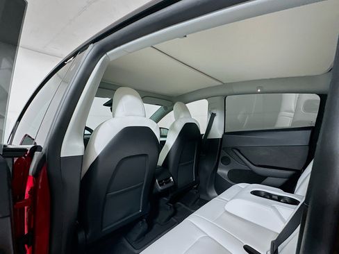 Used 2022 Tesla Model Y Long Range image 26