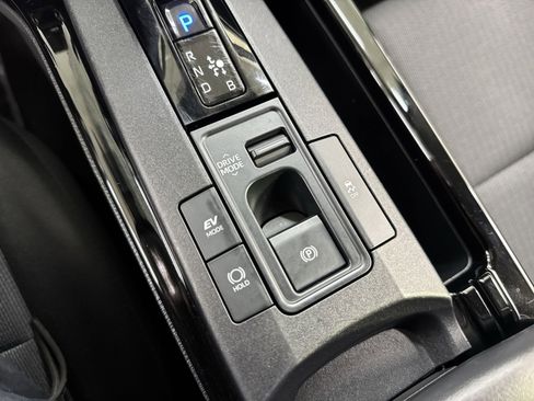 Used 2025 Toyota Prius LE image 35