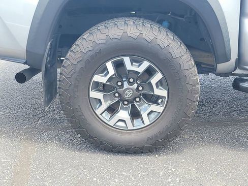 Used 2019 Toyota Tacoma TRD Off-Road AWD/4WD image 4