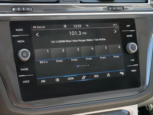 Certified 2024 Volkswagen Tiguan SE w/ Panoramic Sunroof Package image 22