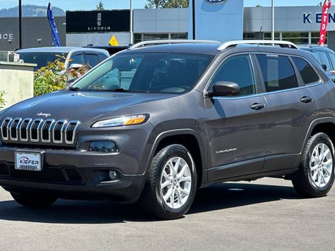 Used 2018 Jeep Cherokee Latitude Plus w/ Comfort/Convenience Group AWD/4WD image 45