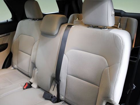 Used 2019 Ford Explorer XLT w/ Equipment Group 201A FWD image 17