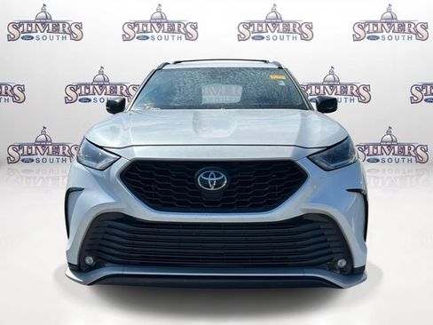 Used 2024 Toyota Highlander XSE FWD image 2