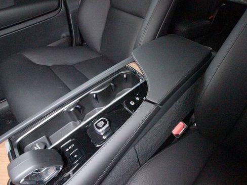 Certified 2025 Volvo XC90 B6 Plus w/ Protection Package Premier image 11