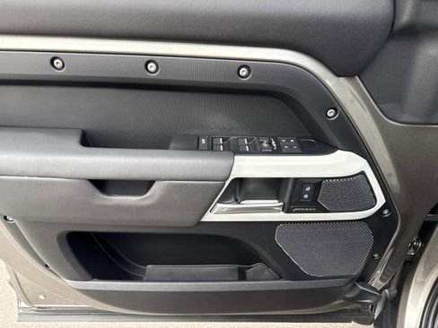 Used 2024 Land Rover Defender 110 S image 19