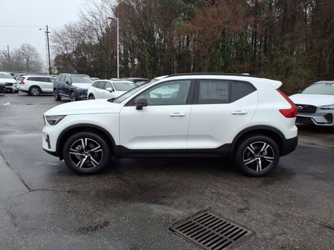 New 2026 Volvo XC40 B5 Core w/ Climate Package AWD/4WD image 8