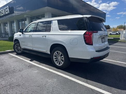 Used 2021 GMC Yukon XL SLT w/ SLT Premium Package image 3