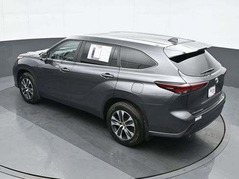 Used 2024 Toyota Highlander XLE AWD/4WD image 19