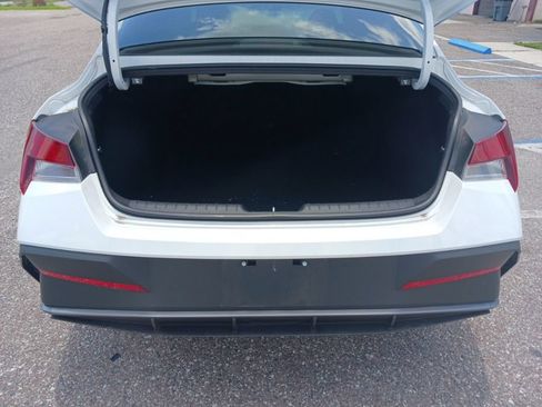 Used 2025 Hyundai Elantra SE FWD image 21
