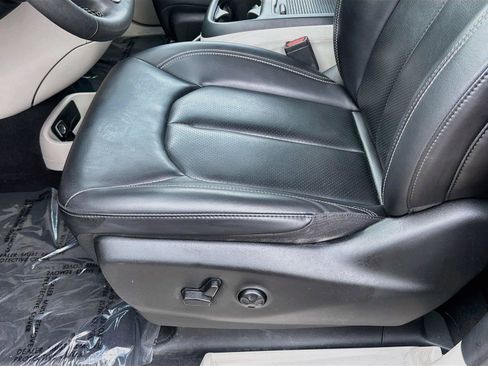 Used 2023 Chrysler Pacifica Touring-L FWD image 18