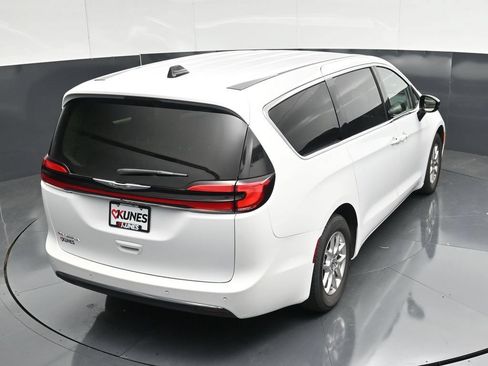 Used 2024 Chrysler Pacifica Touring-L FWD image 45