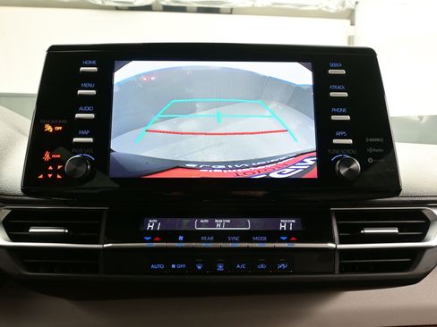 Used 2024 Toyota Sienna LE image 19