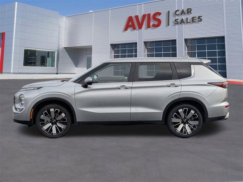 Used 2025 Mitsubishi Outlander SE image 2
