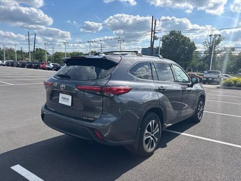Used 2021 Toyota Highlander XLE AWD/4WD image 7