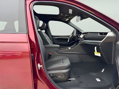 New 2025 Jeep Grand Cherokee L Limited w/ Luxury Tech Group II image 49