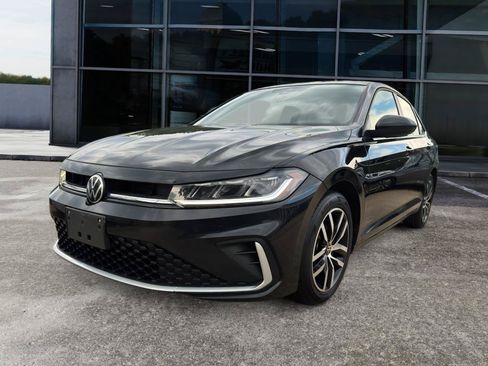 Used 2025 Volkswagen Jetta SE FWD image 3
