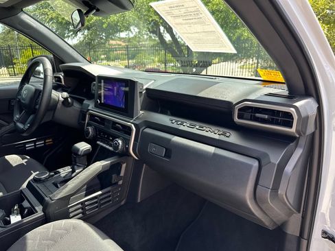 Used 2025 Toyota Tacoma SR AWD/4WD image 38