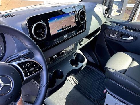 Used 2024 Mercedes-Benz Sprinter 2500 image 17