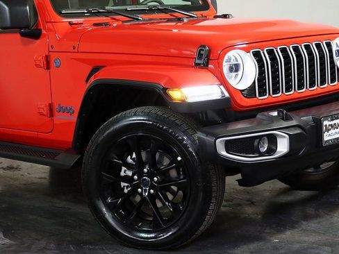 Used 2025 Jeep Wrangler Unlimited Sahara AWD/4WD image 8