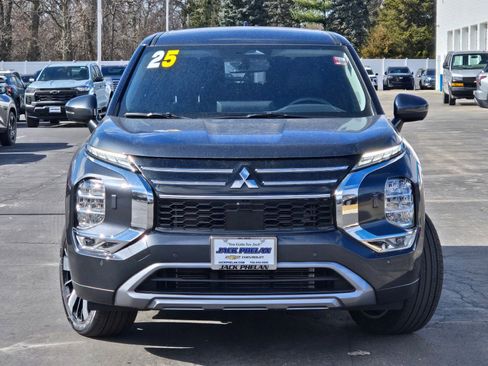 Used 2025 Mitsubishi Outlander SE image 4
