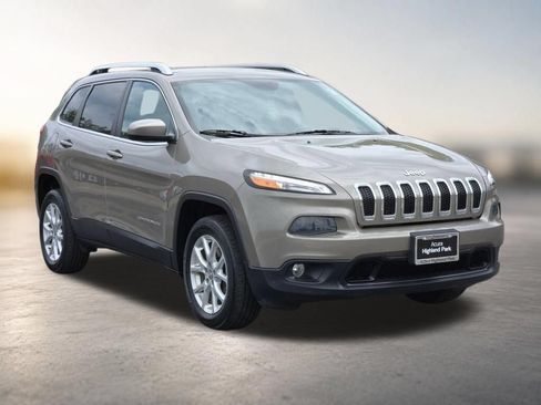 Used 2018 Jeep Cherokee Latitude w/ Cold Weather Group AWD/4WD image 4