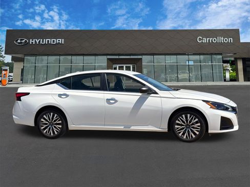 Used 2025 Nissan Altima 2.5 SV FWD image 4