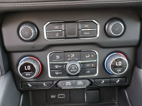 Used 2022 Chevrolet Tahoe Z71 w/ Luxury Package image 27