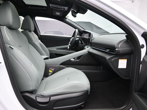 Used 2025 Hyundai Elantra Limited FWD image 33