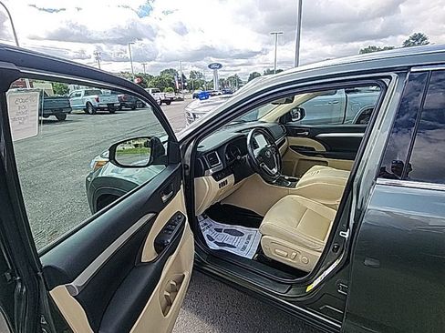 Used 2018 Toyota Highlander XLE AWD/4WD image 17