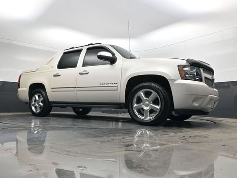 Used 2011 Chevrolet Avalanche LTZ AWD/4WD image 22