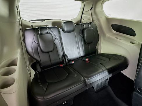 Used 2023 Chrysler Pacifica Touring-L FWD image 26